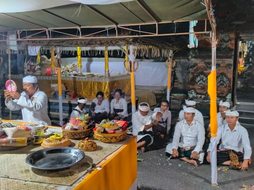 Kegiatan Persembahyangan di Pura Desa